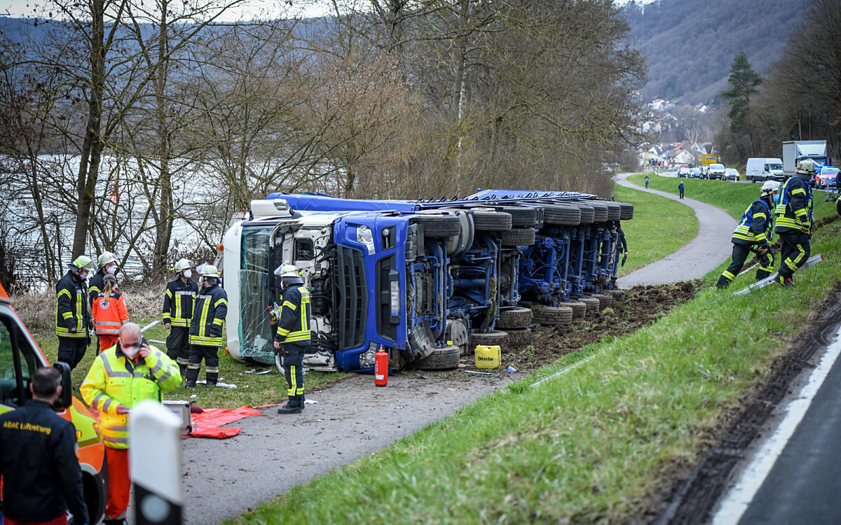 Umgekippter LKW liegt auf Radweg Umgekippter LKW liegt auf Radweg